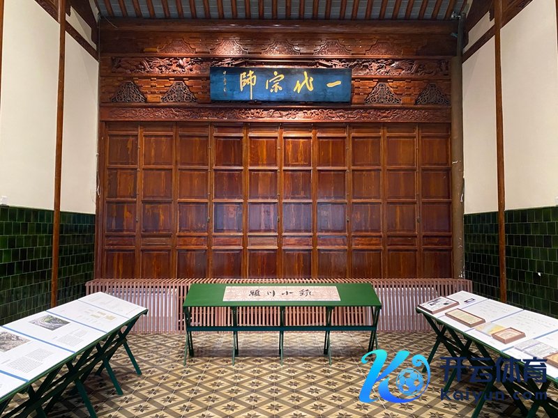 陈宅大厅的展览区先容了陈桂春和陈宅的历史    影相/佟鑫